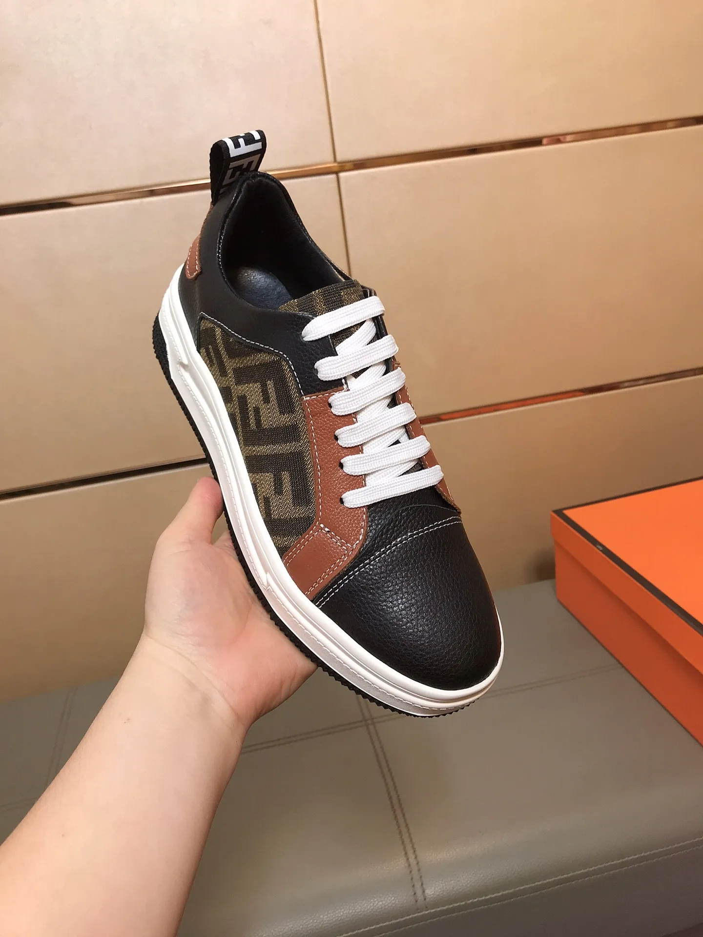 Factory price 400 🕷️🕷️FENDI [Fendi] Men’s new casual shoes are hot! , that kind of calm connotation️elegant taste is indescribable to start the journey of fashionable shoes💍💍to cope with various occasions calmly! The momentum of the big names speaks for itself! Comfortable and comfortable on the feet! Material: Imported cowhide + printed material, sheepskin lining. Fashion essential! 2 colors available! Code number: 38-44